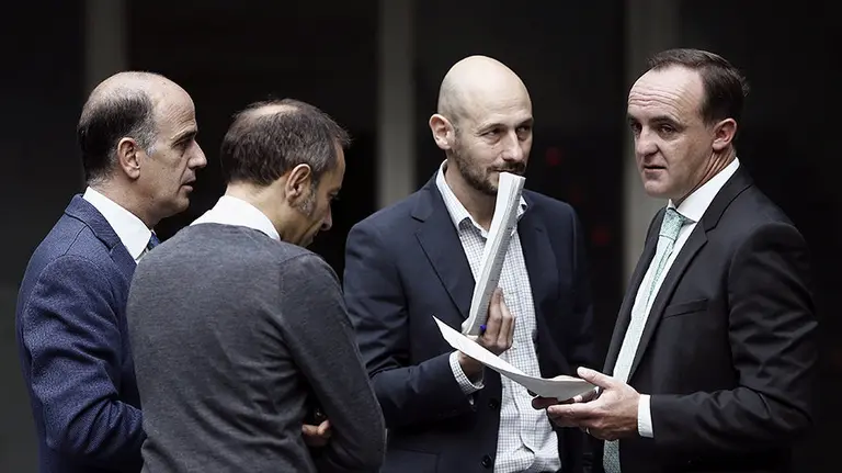 El portavoz de UPN Javier Esparza (d), junto con algunos de sus compañeros de formación, en el exterior de la Cámara donde se celebra hoy el pleno del Parlamento donde, entre otros asuntos, se pregunta al Gobierno sobre la política general en materia de recuperación para el sector público de los sectores privatizados dependientes de la Administración. EFE/Jesús Diges