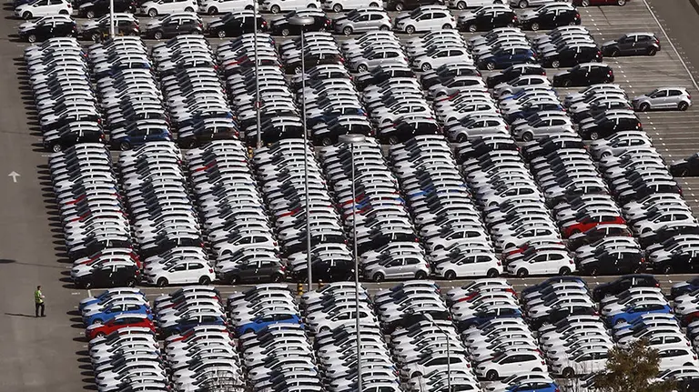 La factoría de Volkswagen en Navarra reducirá de aquí a final de año la producción de vehículos en 1.761 unidades, aunque cerrará el ejercicio con el montaje de más coches de los previstos para 2015 y con el mantenimiento de todos los puestos de trabajo, incluidos los 654 empleados eventuales con que cuenta actualmente. La dirección de VW ha trasladado hoy esta información a los sindicatos de la factoría de Landaden en la reunión mensual que mantiene con los agentes sociales.VW producirá en 2015 en Navarra un total de 297.828 coches, 23.671 más de lo que tenía previsto en enero de este año. La firma anunció el 28 de septiembre que aumentaría la producción en 2.500 unidades pero hoy ha reducido esa cifra hasta los 739 vehículos. EFE/Jesús Diges