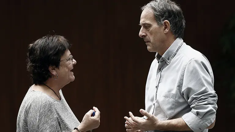 La consejera de Presidencia, Función Pública, Justicia e Interior del Gobierno de Navarra, María José Beaumont (i), y el portavoz de EH Bildu, Adolfo Araiz, en el exterior de la Cámara donde se celebra hoy el pleno del Parlamento donde, entre otros asuntos, se pregunta al Gobierno sobre la política general en materia de recuperación para el sector público de los sectores privatizados dependientes de la Administración. EFE/Jesús Diges