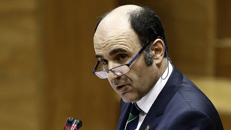 El vicepresidente económico del Ejecutivo foral, Manu Ayerdi, durante su intervención hoy en el pleno del Parlamento donde ha indicado que su propósito es que &#34;las medidas clave&#34; para dinamizar la economía y el empleo tengan &#34;respaldo presupuestario&#34;. En el pleno celebrado, entre otros asuntos, se interpela al Gobierno sobre la política general en materia de recuperación para el sector público de los sectores privatizados dependientes de la Administración. EFE/Jesús Diges