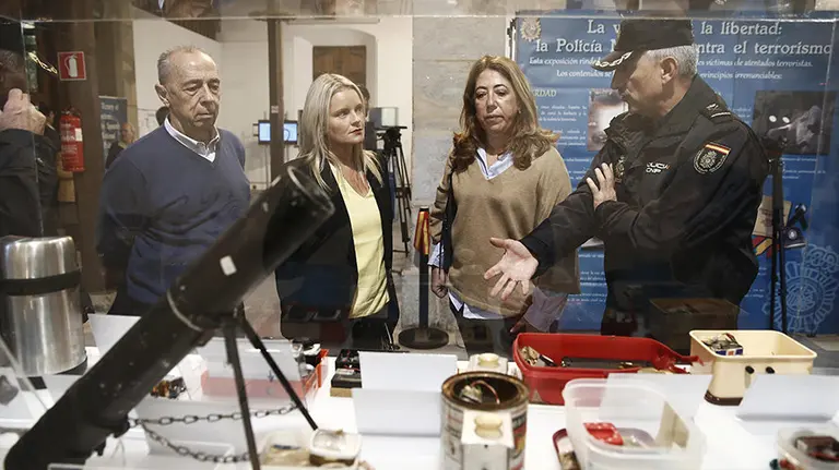 La delegada del Gobierno en Navarra, Carmen Alba (2d), y la presidenta de la Fundación de Víctimas del Terrorismo, Mari Mar Blanco (2i), atienden a las explicaciones del jefe superior de Policía, Daniel Rodríguez, durante la visita hoy a la exposición &#34;La victoria de la Libertad: la Policía Nacional contra el terrorismo&#34;, que se exhibe en la Ciudadela después de que el juez revocara la denegación del lugar por parte del Ayuntamiento, de EH Bildu. EFE/Jesús Diges