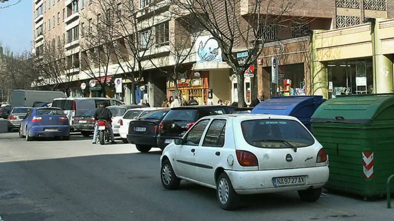 Fila de coches en el barrio de Iturrama.