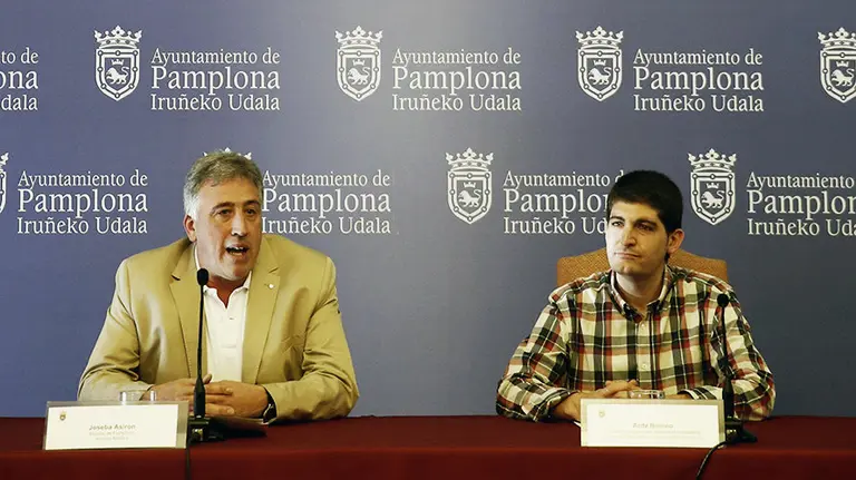 GRA075. PAMPLONA, 28/08/2015.- El alcalde de Pamplona, Joseba Asiron (i), y el concejal Aritz Romeo (d), presentan en rueda de prensa el programa de actos organizados por el Consistorio para conmemorar el 592 aniversario del Privilegio de la Unión. EFE/Jesús Diges