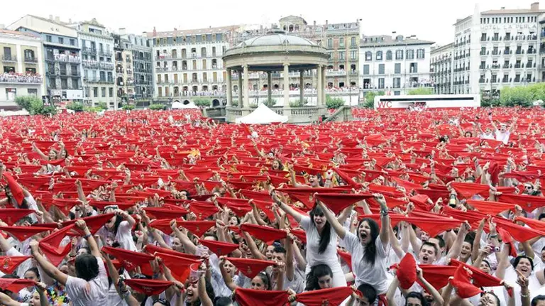 Un momento del Chupinazo en la Plaza del Castillo. EFE