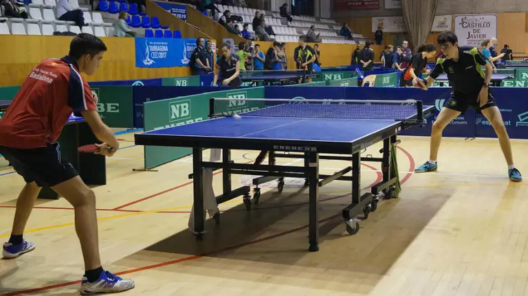 Partido de tenis de mesa en Oberena.