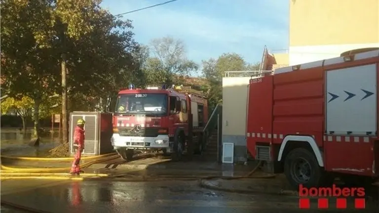 Bomberos atendiendo los daños causados por las inundaciones. EP.