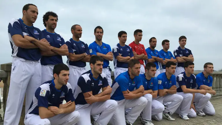 Pelotaris de Aspe y Asegarce posando en una presentación. Foto web Aspe.
