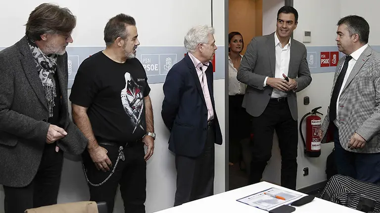 GRA063. PAMPLONA, 03/11/2015.- El secretario general del PSOE, Pedro Sánchez (2d), y su homóloga en Navarra María Chivite (detrás), antes de comenzar hoy una reunión con dirigentes sindicales de la factoría navarra de Volkswagen. EFE/Jesús Diges