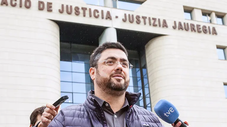 El exintegrante de la junta gestora de Osasuna Juan Ángel Larrea Andreu, sale de la Audiencia tras declarar como imputado ante el juez que instruye el &#39;caso Osasuna&#39; para aclarar su supuesta participación en un delito de falsedad en documento mercantil, falsedad contable o delito societario. EFE/Iván Aguinaga