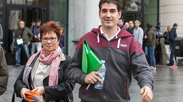 El exintegrante de la junta gestora de Osasuna Marino Zulet Galé (d), sale de la Audiencia tras declarar como imputado ante el juez que instruye el &#39;caso Osasuna&#39; para aclarar su supuesta participación en un delito de falsedad en documento mercantil, falsedad contable o delito societario. EFE/Iván Aguinaga