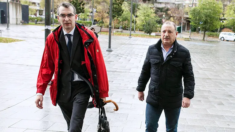 El exintegrante de la junta gestora de Osasuna Pedro Zudaire (d), llega a la audiencia junto a su abogado, antes de declarar como imputado ante el juez que instruye el &#39;caso Osasuna&#39; para aclarar su supuesta participación en un delito de falsedad en documento mercantil, falsedad contable o delito societario. EFE/Iván Aguinaga