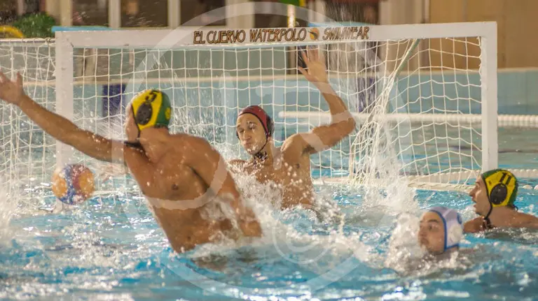 Jugada del Waterpolo Navarra. Foto Josean Ruiz.