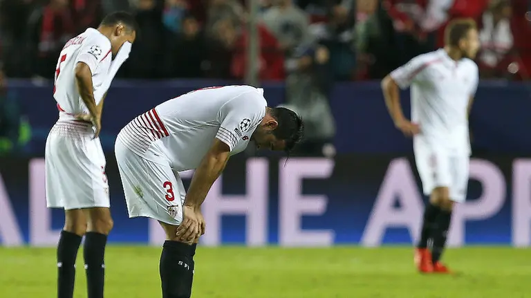Los jugadores del Sevilla, abatidos tras perder ante el Manchester City. Efe.