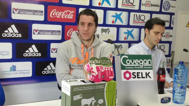 El jugador Adrián Cruz en rueda de prensa.
