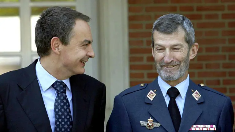 José Luis Rodríguez Zapatero, charla con el teniente general del Ejército del Aire José Julio Rodríguez Fernández. EFE Archivo