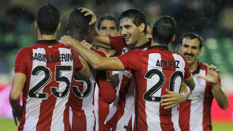 Los jugadores del Athletic celebran un gol marcado al Betis. Efe
