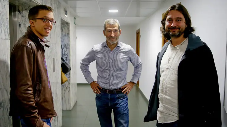 El exjefe del Estado Mayor de la Defensa (Jemad) José Julio Rodríguez (c), junto al secretario de Política de Podemos, Íñigo Errejón (i), y el secretario de Relaciones con la Sociedad Civil, Rafa Mayoral (d). EFE