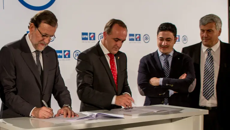 Mariano Rajoy y José Javier Esparza firman el pacto UPN-PP para las próximas elecciones generales. IÑIGO ALZUGARAY. -9