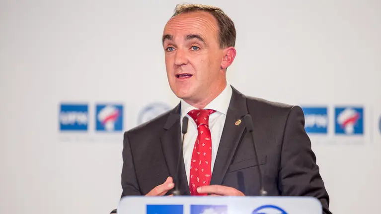 Mariano Rajoy y José Javier Esparza firman el pacto UPN-PP para las próximas elecciones generales. IÑIGO ALZUGARAY. -29