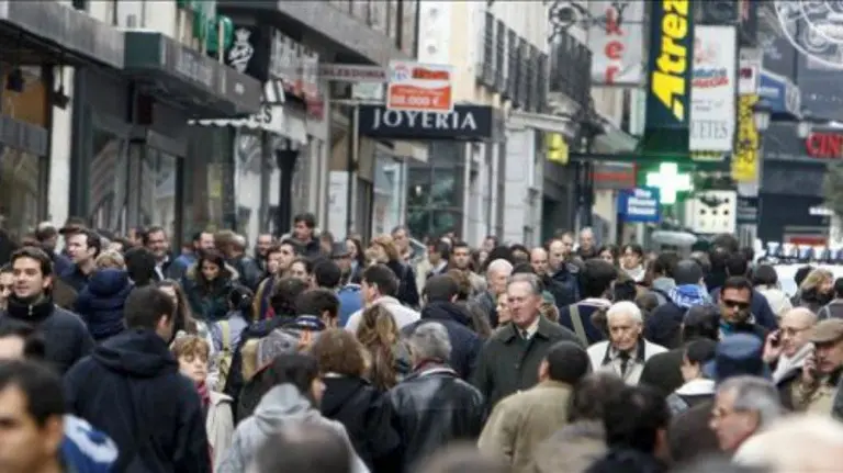 Numerosas personas transitan por una calle en las inmediaciones de la Puerta del Sol de Madrid. EFEArchivo