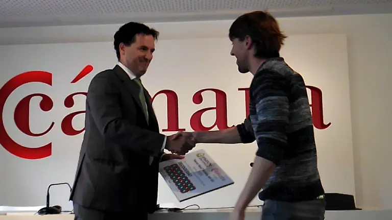 Jon Gil recogiendo el Premio.