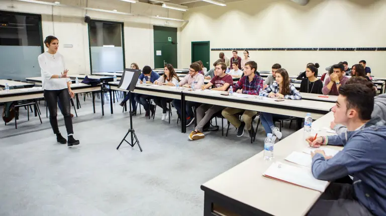 Blanca Andreu expone su argumentación ante el jurado y el público en la final.