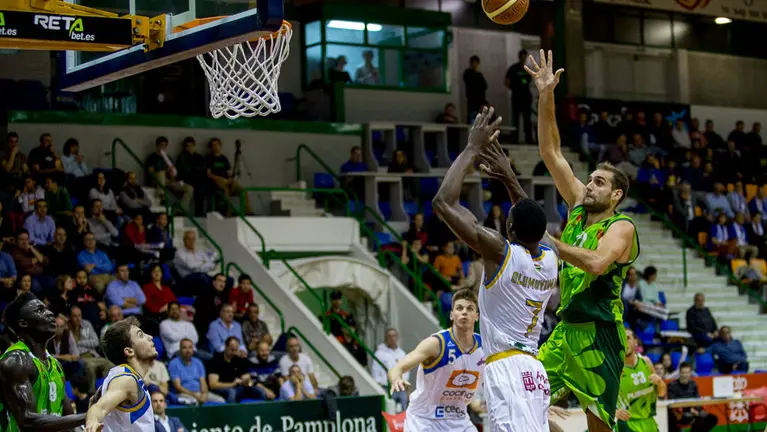 Partido del Planasa Navarra contra Cocinas.com en el pabellón Anaitasuna. IÑIGO ALZUGARAY. -16