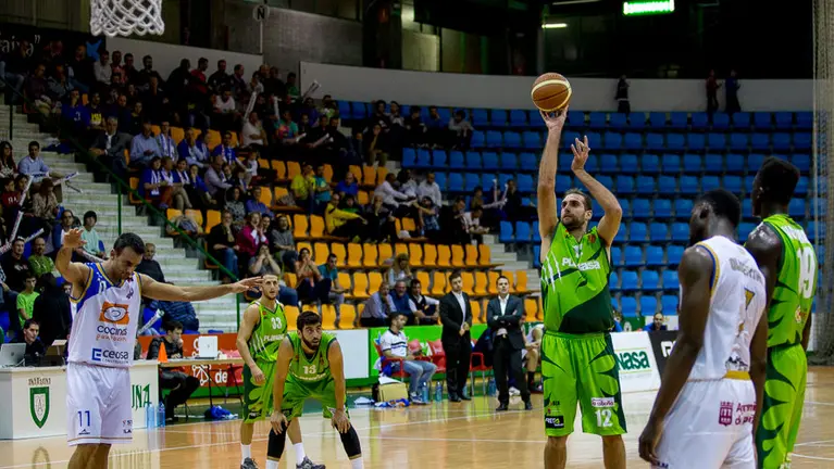 Partido del Planasa Navarra contra Cocinas.com en el pabell&oacute;n Anaitasuna. I&Ntilde;IGO ALZUGARAY. -18