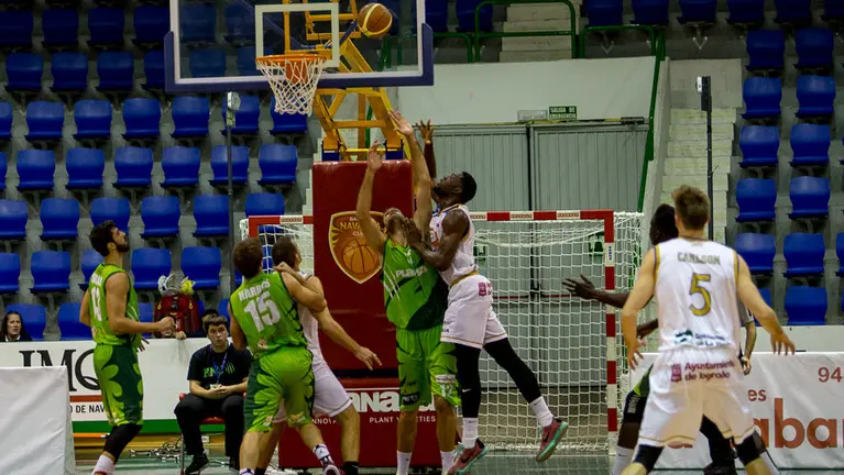 Partido del Planasa Navarra contra Cocinas.com en el pabellón Anaitasuna. IÑIGO ALZUGARAY. -19