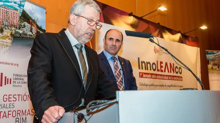 Juan Las Navas, presidente de la Fundación Laboral de la Construcción de Navarra, interviene ante la atenta mirada del vicepresidente del Gobierno de Navarra, Manuel Ayerdi,