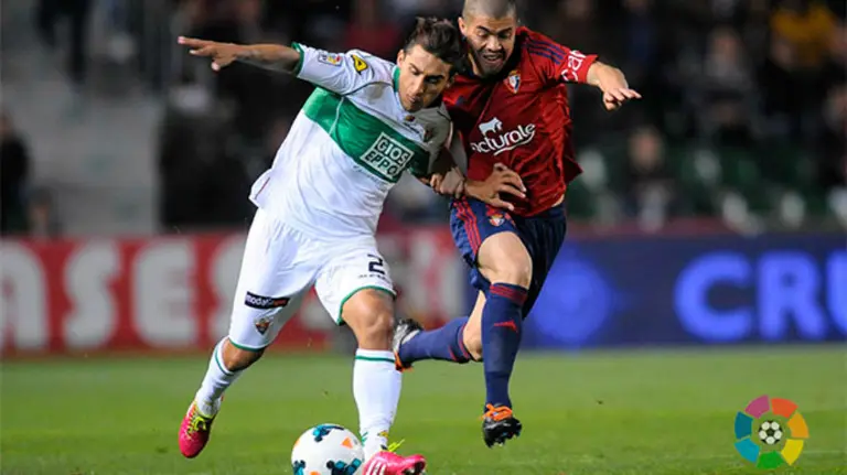 El Gato Silva en acción ante un rival ilicitano. Foto LFP.