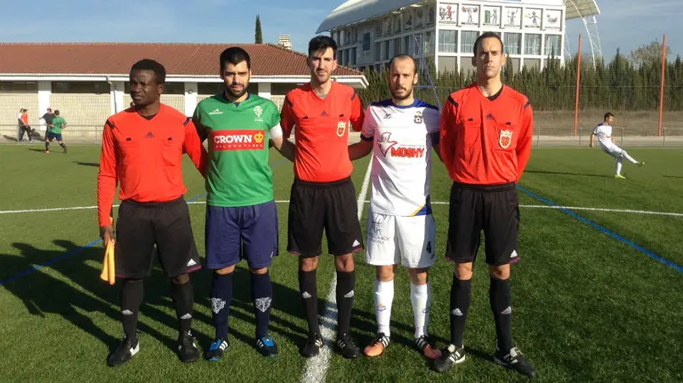 Trio arbitral en Tajonar con los capitanes  Ander (Iruña) e Igor (Burladés).