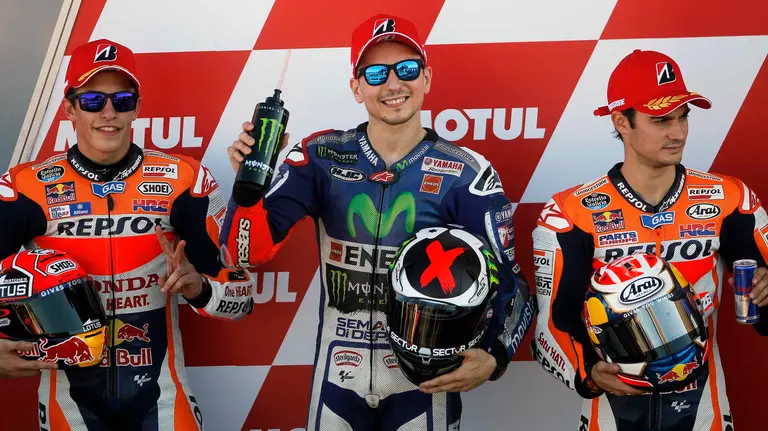 GRA221. CHESTE (VALENCIA), 07/11/2015.- El piloto espa&ntilde;ol Jorge Lorenzo (c) tras conseguir la "pole" del Gran Premio de la Comunidad Valenciana en la categor&iacute;a de Moto GP seguido por sus compatriotas Marc Marquez (i) y Dani Pedrosa (d) EFE/Kai F&ouml;rsterling