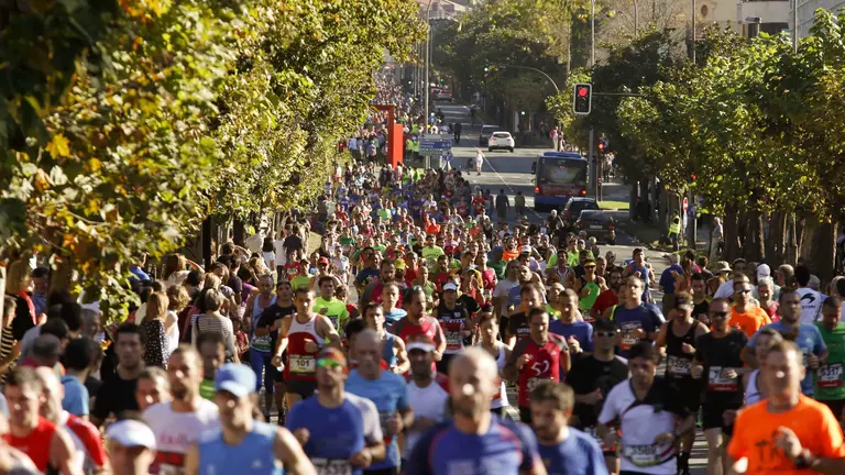 GRA097. SAN SEBASTIÁN, 08/11/2015.- Celebración de la 51 edición de la carrera popular Behobia-San Sebastián, en la que participan 34.000 personas, a su paso por las calles de la capital donostiarra. EFE/Juan Herrero