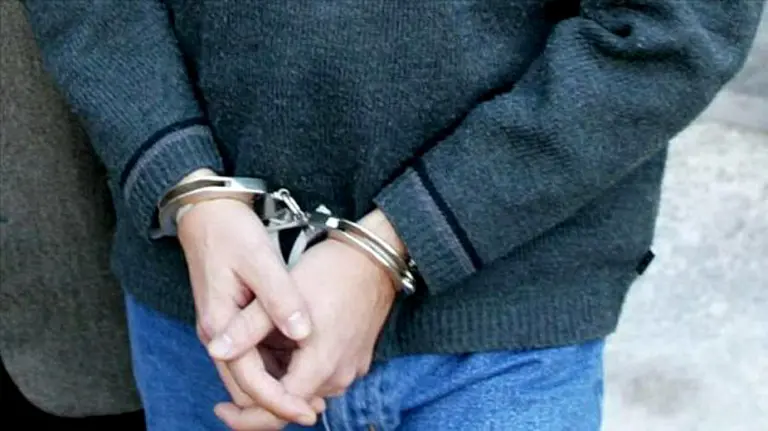 Hombre esposado. EFE