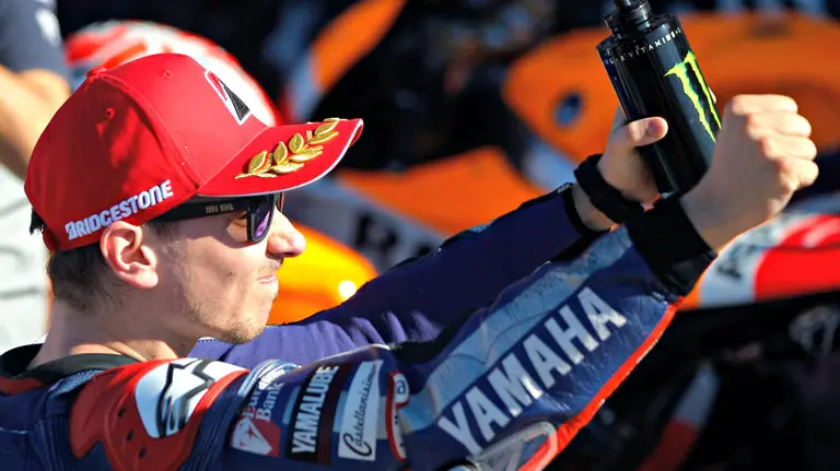 El piloto español Jorge Lorenzo, de Yamaha, tras conseguir la pole del Gran Premio de la Comunidad Valenciana en la categoría de Moto GP. /EFE