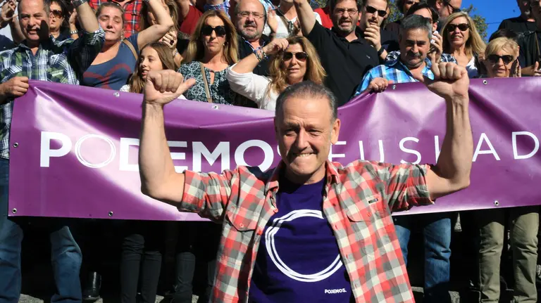 GRA166. BILBAO, 08/11/2015.- El hasta ahora secretario general de Podemos Euskadi, Roberto Uriarte, ha comparecido hoy con miembros del Consejo Ciudadano del País Vasco para exponer las razones de su dimisión. EFE/Luis Tejido
