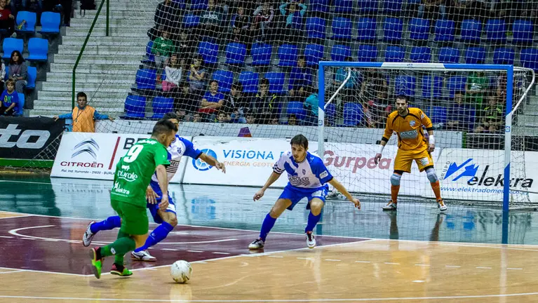 Partido de fútbol sala entre el Xota y el Jumilla FS en el pabellón Anaitasuna. IÑIGO ALZUGARAY.