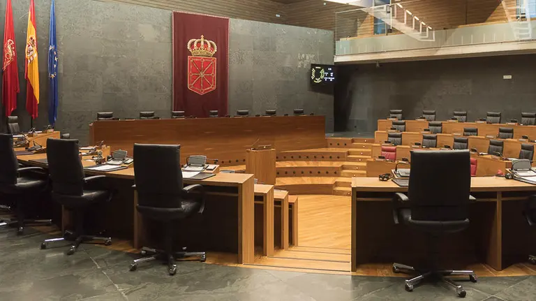 Parlamentarios de UPN, PP, PSN-PSOE, Geroa Bai, EH Bildu, Podemos, Izquierda Ezkerra durante un pleno en el Parlamento de Navarra