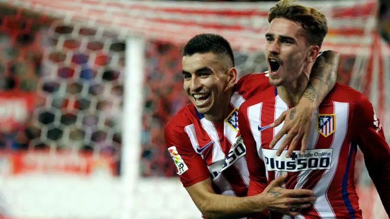 Griezmann (dcha) celebra el gol al Sporting en el minuto 92. Efe.