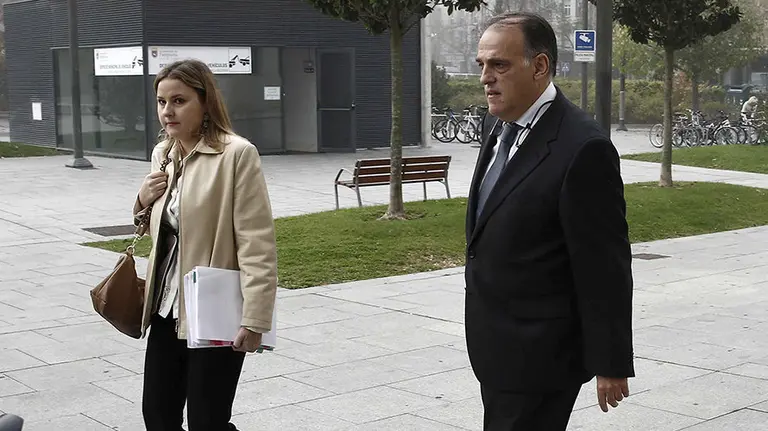 El presidente de la Liga de Fútbol Profesional, Javier Tebas, a su llegada al Palacio de Justicia de Navarra para declarar como testigo ante todas las partes del denominado &#34;caso Osasuna&#34; sobre los supuestos amaños de partidos del final de la temporada 2013/14. Tebas ha llegado a la Audiencia Provincial de Navarra a las 9.35 horas, ya que está citado a las diez de la mañana para declarar en un día en el que también declararán los presidentes del Valladolid y del Granada, Carlos Suárez y Quique Pina, respectivamente, aunque estos dos lo harán por vídeo conferencia. EFE/Jesús Diges