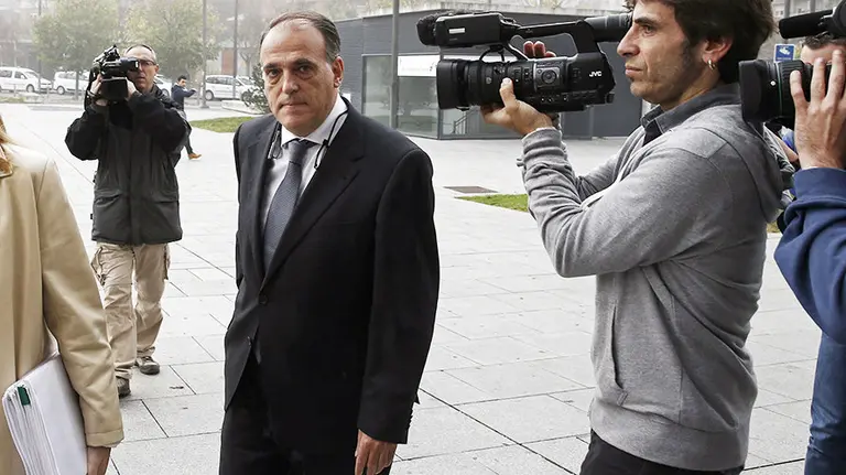 El presidente de la Liga de Fútbol Profesional, Javier Tebas, a su llegada al Palacio de Justicia de Navarra para declarar como testigo ante todas las partes del denominado &#34;caso Osasuna&#34; sobre los supuestos amaños de partidos del final de la temporada 2013/14. Tebas ha llegado a la Audiencia Provincial de Navarra a las 9.35 horas, ya que está citado a las diez de la mañana para declarar en un día en el que también declararán los presidentes del Valladolid y del Granada, Carlos Suárez y Quique Pina, respectivamente, aunque estos dos lo harán por vídeo conferencia. EFE/Jesús Diges