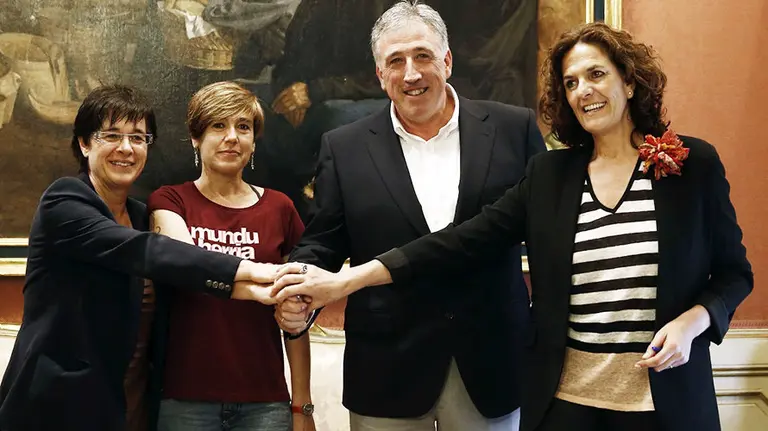 GRA599. PAMPLONA, 13/06/2015.- EH Bildu, Geroa Bai, Aranzadi e I-E han firmado esta mañana, minutos antes de la constitución del nuevo Ayuntamiento, el acuerdo programático que permitirá al abertzale Joseba Asiron acceder a la alcaldía.La firma se ha realizado en una sala del propio Ayuntamiento, situada frente al salón de plenos, realizada el propio Asiron, por EH Bildu (2d), y los cabezas de lista electoral de Geroa Bai, Itziar Gómez (d); Aranzadi, Ana Lizoain (2i); e Izquierda-Ezkerra, Edurne Eguino (i), que lo han sellado uniendo finalmente sus manos sobre el texto. EFE/Jesús Diges