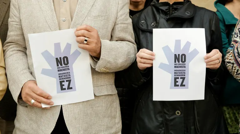 El Parlamento se concentra en memoria de las últimas víctimas de la violencia de género