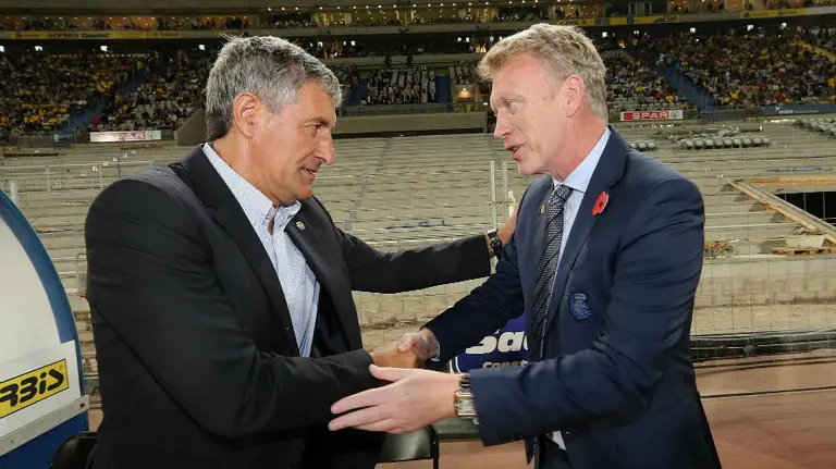 Quique Setién y David Moyes se saludan en Las Palmas.