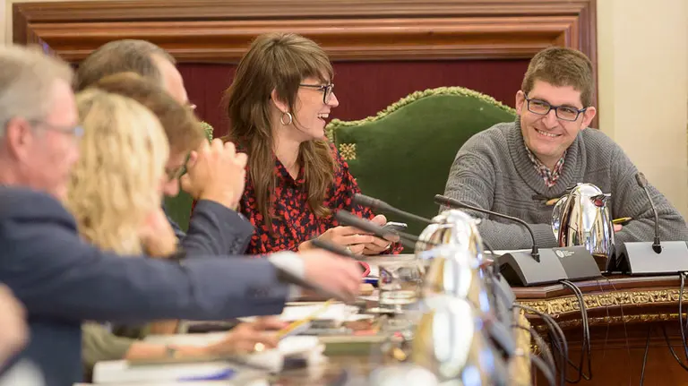 Maider Beloki y Aritz Romeo, de Bildu, en el pleno del Ayuntamiento de Pamplona. PABLO LASAOSA.