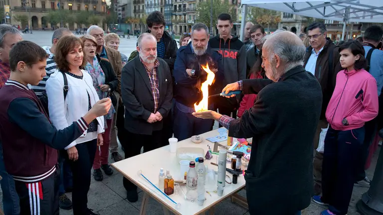 La consejera Herrera, en el inicio de la Semana de la ciencia en la Plaza del Castillo, en Pamplona.
