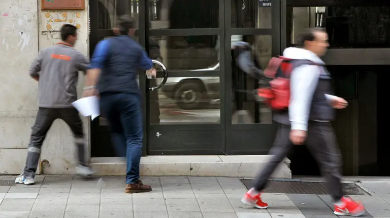 Los hechos han ocurrido en una vivienda ubicada en el número 7 de la calle General Zuvillaga, en el centro de Oviedo (en la foto). EFE