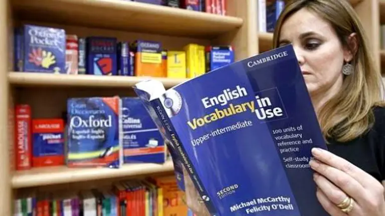Una mujer ojea un libro de inglés. /EFE Archivo
