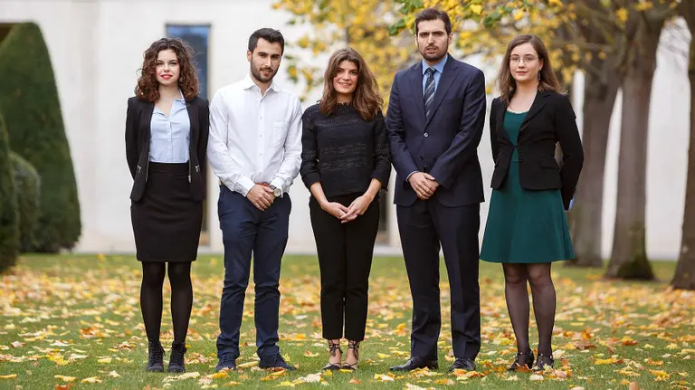Amaiur Gesta, Javier Castillejo, Tania Díez, Asen Slavchev y Rebeca J. Ibáñez, en el campus de la UPNA.